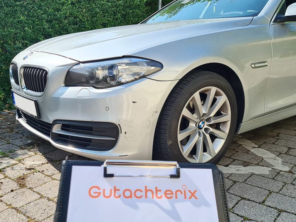 Kfz-Gutachter besichtigt den Unfallschaden an einem BMW für ein Kostenvoranschlag und Gutachten.