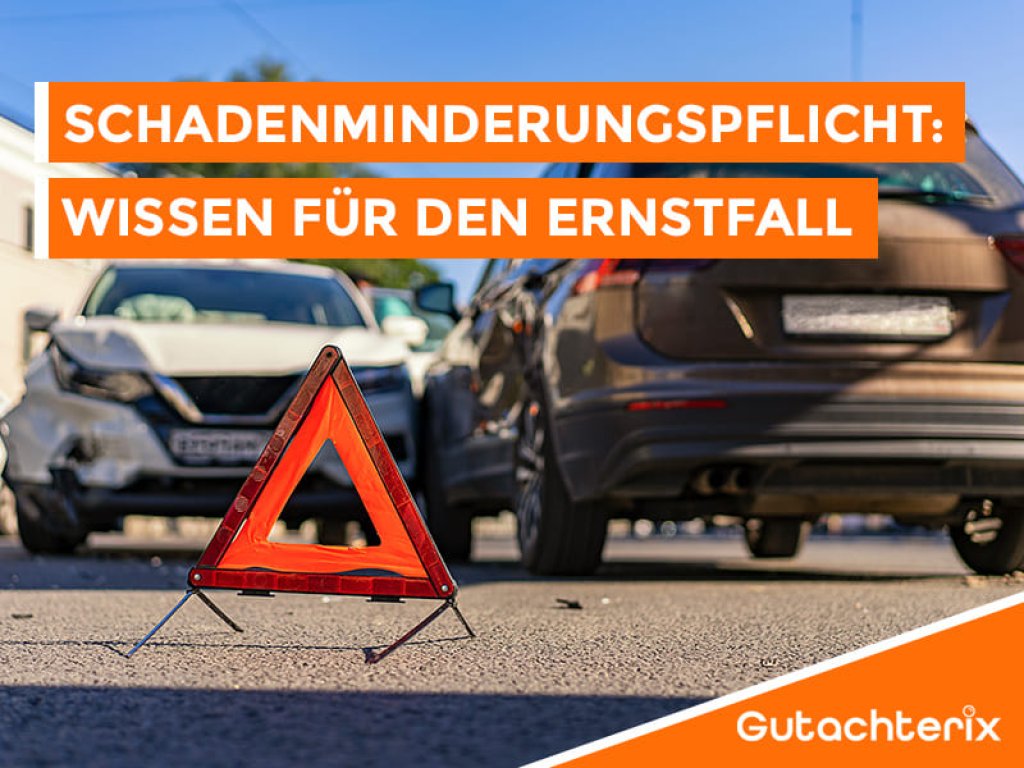 Zusammenstoß zweier Autos mit aufgestelltem Warndreieck.