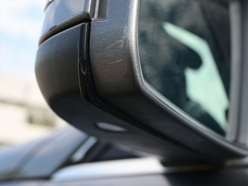 Fahrzeug-Seitenspiegel mit Lackkratzer